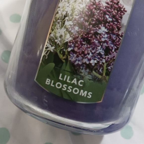 NWT! YANKEE CANDLE (Lilac Blossom, 22oz) - Picture 3 of 7
